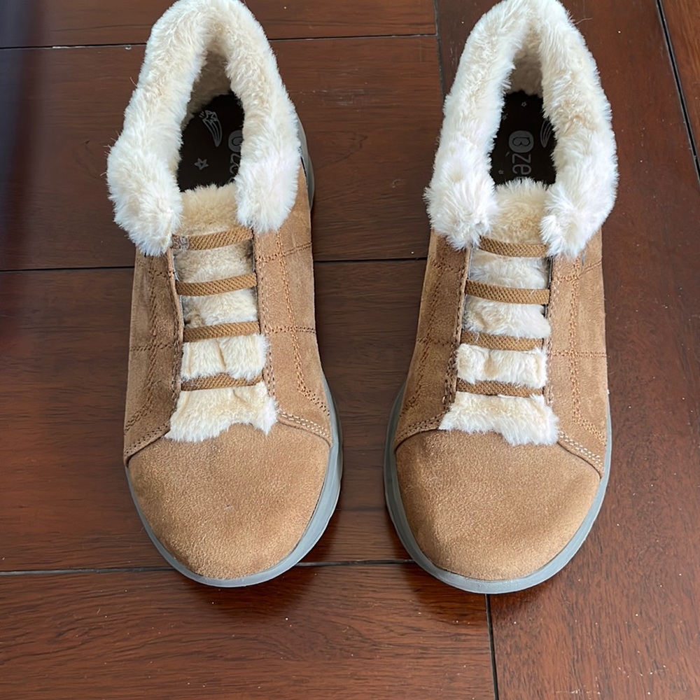 BZees Ultra Luxe, Size 8.5 M, Women’s Booties Never Worn.